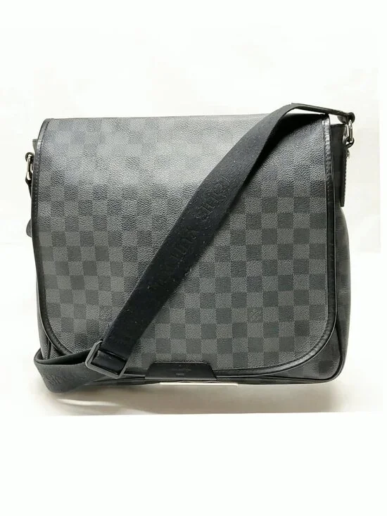 Authentic Louis Vuitton Daniel MM Damier Graphite Crossbody Bag - Picture 2 of 16